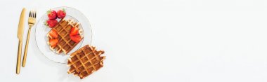 beyaz tabakta çilek ile waffle yakınında çatal panoramik çekim
