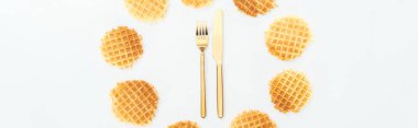 ortasında çatal bıçak takımı ile daire içinde waffle panoramik çekim beyaz izole