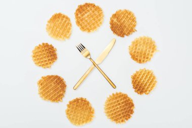 ortasında çatal ve bıçak ile waffle üst görünümü beyaz izole