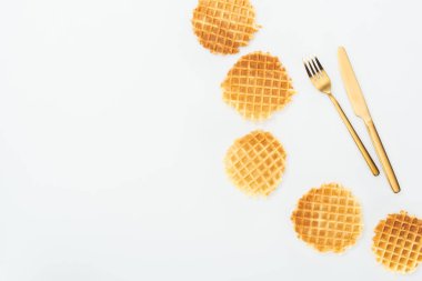 beyaz izole waffle yakın çatal üst görünümü