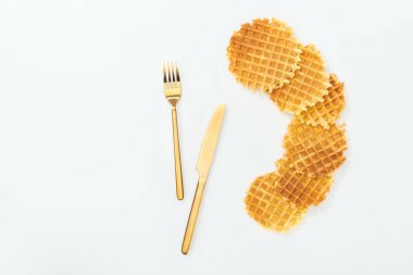beyaz izole bıçak ile waffle ve çatal üst görünümü