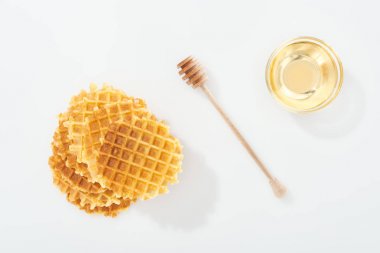 ahşap dipper ve beyaz bal ile kase yakın waffle üst görünümü