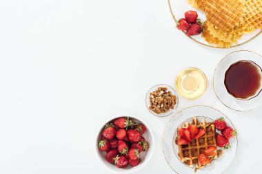 beyaz çilek ve waffle ile lezzetli kahvaltı üst görünümü