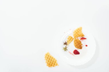 beyaz tabakta yenen waffle ve çilek üst görünümü
