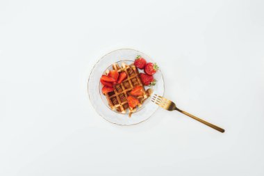 beyaz waffle ve çilek ile plaka çatal üst görünümü