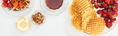 beyaz waffle, çilek, bal, fındık ve çay panoramik çekim
