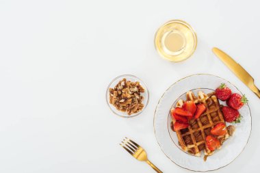 düz beyaz kase yakın plaka üzerinde gevrek waffle ve çilek ile yatıyordu