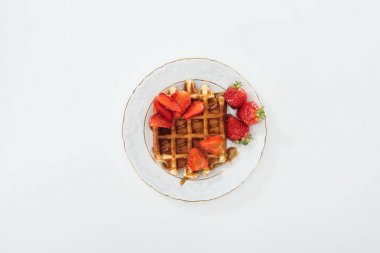 beyaz waffle üzerinde çilek ile küçük plaka üst görünümü