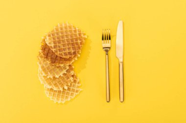 sarı üzerinde çatal bıçak yakın gevrek ve lezzetli waffle üst görünümü