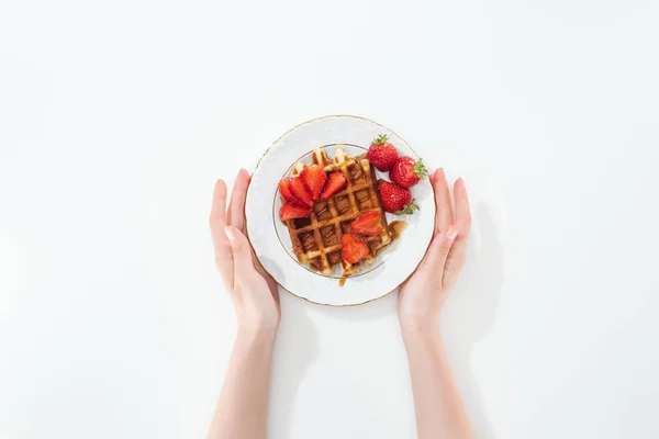 Pandangan Terpotong Wanita Memegang Piring Dengan Wafel Dan Stroberi Atas — Stok Foto