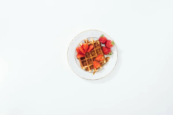 Vista Superior Placa Com Morangos Waffle Placa Branco — Fotografia de Stock