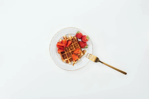 Vista Superior Tenedor Plato Con Gofre Fresas Blanco — Foto de Stock