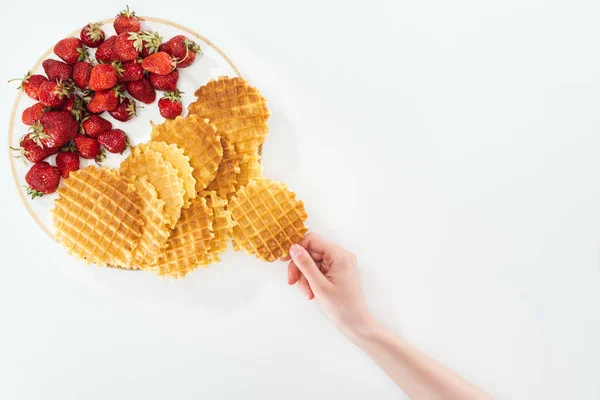 Bijgesneden Beeld Van Vrouw Vasthouden Wafel Bij Plaat Wit — Stockfoto