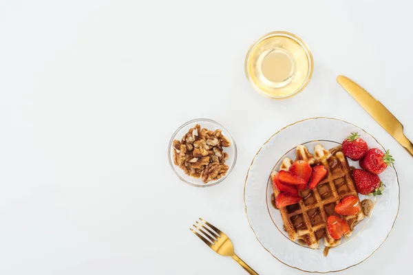 Flat Lay Med Krispiga Våfflor Och Jordgubbar Tallriken Nära Skålar — Stockfoto