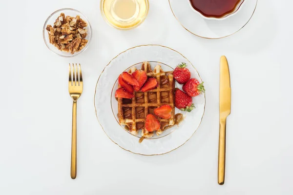 Felülnézet Szolgált Reggeli Waffle Eper Tányéron Méz Nit Tálak Csésze — Stock Fotó