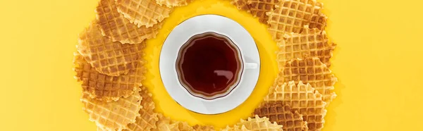 Plano Panorámico Gofres Círculo Con Taza Medio Sobre Amarillo — Foto de Stock