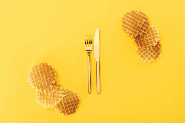 Vista Superior Waffles Crocantes Com Talheres Meio Isolado Amarelo — Fotografia de Stock