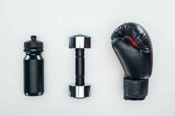 ダンベル付近の黒いスポーツボトルのトップビューと白で隔離されたボクシンググローブ — ストック写真