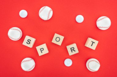 kırmızı izole softballs yakın ahşap küpler üzerinde spor harfler 