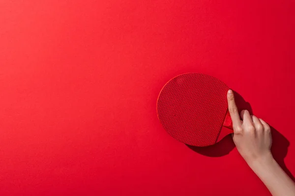 Vista Recortada Mujer Sosteniendo Raqueta Tenis Mesa Madera Rojo — Foto de Stock