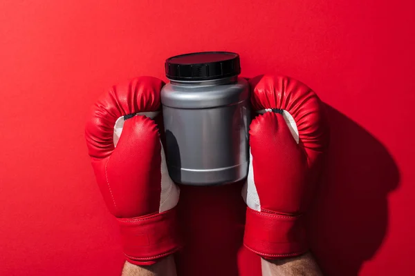 Обрезанный Вид Человека Держащего Серую Банку Боксерских Перчатках Красном — стоковое фото