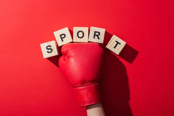 Oříznutý Pohled Ženy Boxerské Rukavici Blízko Dřevěných Kostek Sportovním Písmem — Stock fotografie