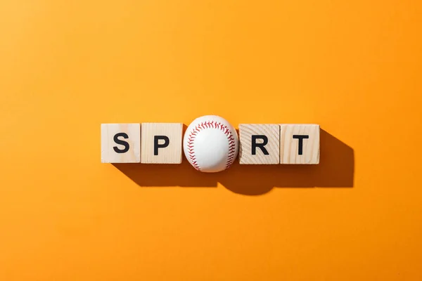 黄色のスポーツレタリングと木製の立方体の近くのソフトボールのトップビュー — ストック写真