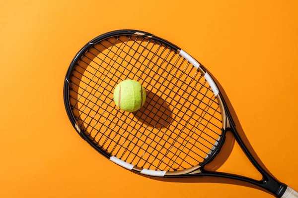 Vue Dessus Raquette Tennis Près Balle Tennis Verte Sur Jaune — Photo