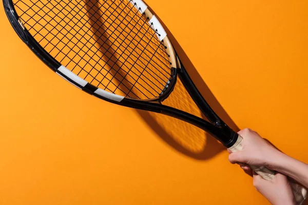 Обрізаний Вид Спорту Жінка Тримає Тенісну Ракетку Жовтому — стокове фото