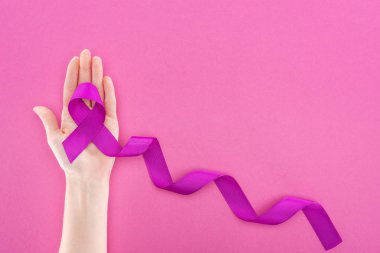 pembe izole uzun mor kurdele tutan kadının kırpılmış görünümü