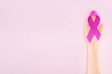 pembe izole kadın elinde mor kurdele kırpılmış görünümü