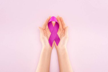 açık pembe izole kadın ellerinde mor kurdele kırpılmış görünümü 