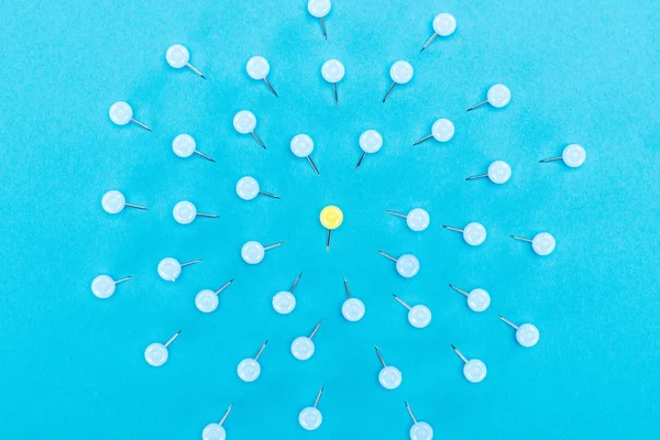Bovenaanzicht Van Blauwe Paperclips Met Een Geel Het Midden Geïsoleerd — Stockfoto