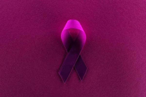 Вид Сверху Фиолетовой Ленты Фиолетовом Фоне Тени — стоковое фото