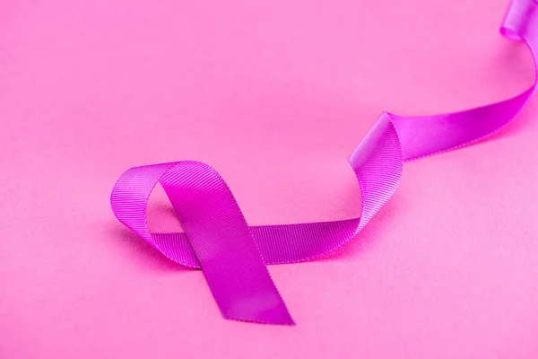 ピンクの背景に紫色のリボン 暴力の概念 — ストック写真