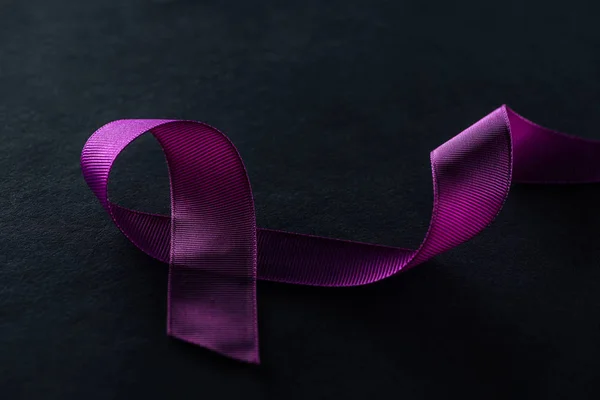 Close View Purple Ribbon Black Background — Stock Photo, Image