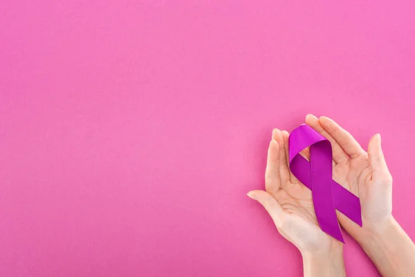 ピンクで隔離された両手で紫色のリボンを持つ女性のトリミングされたビュー — ストック写真