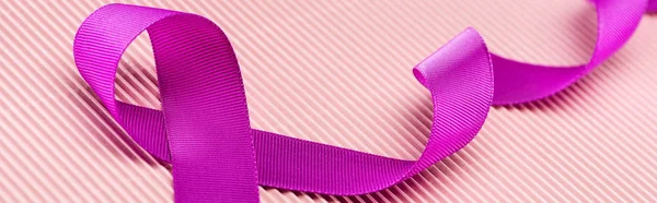 ピンクの背景に紫色のリボンのパノラマショット 暴力コンセプト — ストック写真