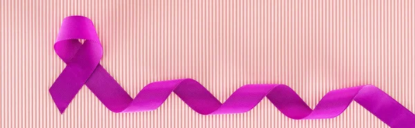 ピンクのテクスチャの背景に紫色のリボンのパノラマショット — ストック写真
