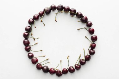 su damlaları ile kaplı taze, bütün ve olgun kiraz ile düz yatıyordu 