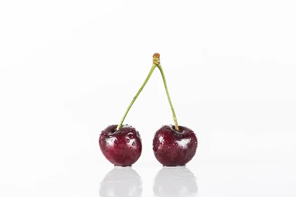 Cerezas Rojas Frescas Enteras Húmedas Sobre Fondo Blanco Con Espacio — Foto de Stock