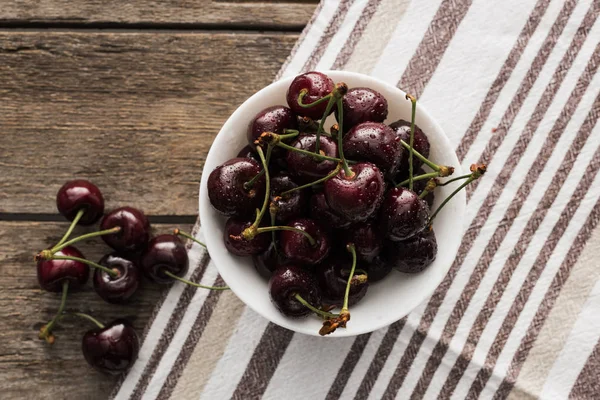 Top View Fresh Whole Ripe Cherries Covered Droplets Bowl — Stock Photo, Image