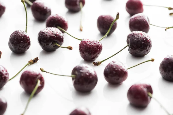 Enfoque Selectivo Cerezas Frescas Enteras Maduras Cubiertas Con Gotas Agua — Foto de Stock