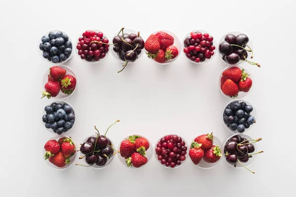 Ansicht Von Ganzen Preiselbeeren Erdbeeren Blaubeeren Und Kirschen Plastikbechern — Stockfoto