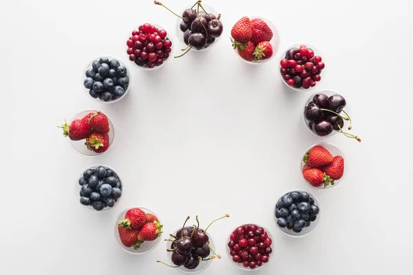 Flache Lage Mit Ganzen Preiselbeeren Erdbeeren Blaubeeren Und Kirschen Plastikbechern — Stockfoto