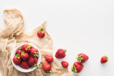 kase ve bej bez üzerinde bütün ve kırmızı çilek üst görünümü 