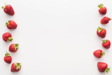 beyaz arka plan üzerinde tatlı ve taze çilek üst görünümü 