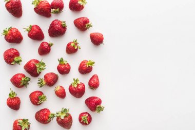 kopya alanı ile beyaz arka plan üzerinde tatlı ve kırmızı çilek üst görünümü 