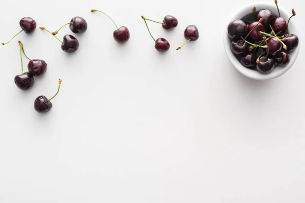 Top Uitzicht Van Zoete Verse Kersen Schaal Witte Achtergrond — Stockfoto