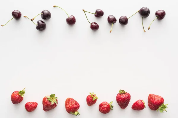 Draufsicht Auf Süße Frische Kirschen Und Rote Erdbeeren Auf Weißem — Stockfoto